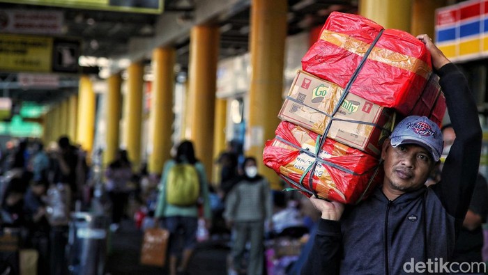 Mudik menjadi tradisi yang dilakukan setiap lebaran. Menunggu moda transportasi yang lama tetap dijalani demi mudik seperti terlihat di Pelabuhan Tanjung Priok, Jakarta, Selasa (11/4/2023).