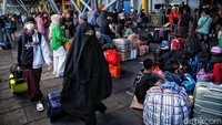 Pemudik mulai memadati Pelabuhan Tanjung Priok, Jakarta Utara, Selasa (11/4/2023).