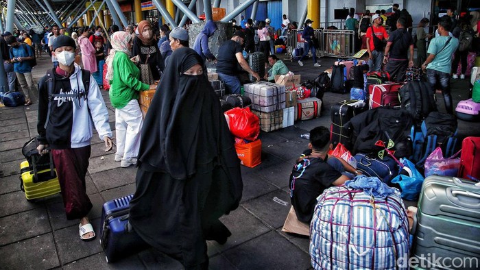 Melihat Perjuangan Pemudik yang Rindu Kampung Halaman Mudik menjadi tradisi yang dilakukan setiap lebaran. Menunggu moda transportasi yang lama tetap dijalani demi mudik seperti terlihat di Pelabuhan Tanjung Priok, Jakarta, Selasa (11/4/2023).