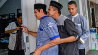 Santri-santri angkatan kelima tersebut tidak dipungut biaya sama sekali oleh pengurus pesantren.   