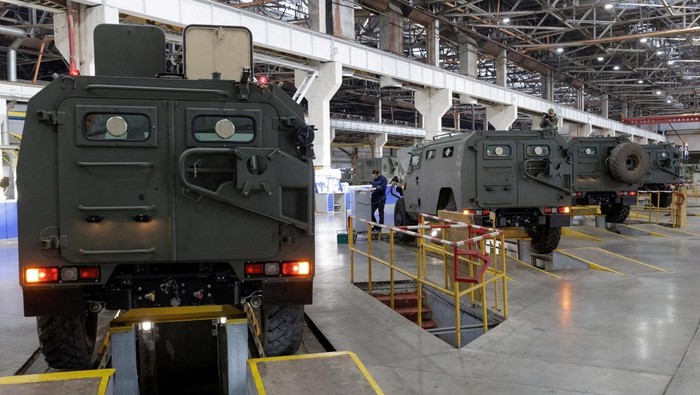 Russian Defence Minister Sergei Shoigu inspects implementation of the state defence order at a military-industrial complex facility in the Nizhny Novgorod region, Russia, in this picture released April 6, 2023. Vadim Savitsky/Russian Defence Ministry/Handout via REUTERS ATTENTION EDITORS - THIS IMAGE WAS PROVIDED BY A THIRD PARTY. NO RESALES. NO ARCHIVES. MANDATORY CREDIT.