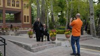 Pengunjung juga bebas berswafoto di taman ini.
