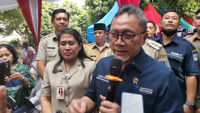 Menteri Perdagangan Zulkifli Hasan (Zulhas) meninjau lokasi Pasar Murah di Kantor Kecamatan Pulo Gadung, Jakarta Timur.