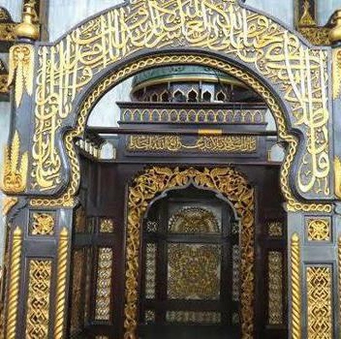 Mimbar berukiran warna emas Masjid Ar-Raisiyah atau Masjid Bengak di Kota Mataram. (dok. detikcom)