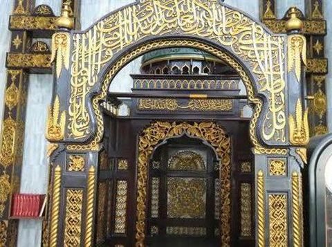 Mimbar berukiran warna emas Masjid Ar-Raisiyah atau Masjid Bengak di Kota Mataram. (dok. detikcom)