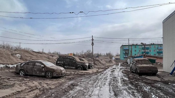A view shows cars covered in volcanic dust following the eruption of Shiveluch volcano in the settlement of Klyuchi on the Kamchatka Peninsula, Russia April 11, 2023. Official page of Oleg Bondarenko, Head of the Ust-Kamchatsky municipal district/Handout via REUTERS