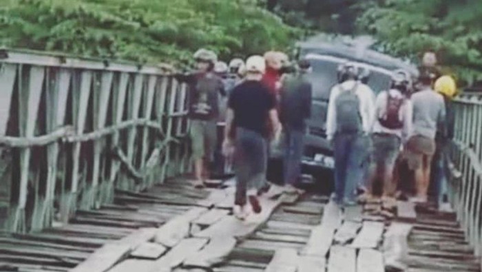 Mobil terperosok di jembatan penghubung desa bili-bili, Kabupaten Gowa.