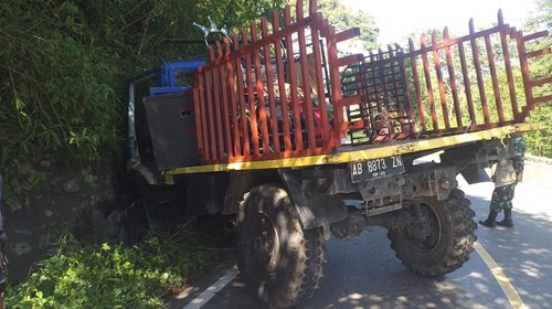 Mobil yang ditumpangi Wakil Bupati Timor Tengah Selatan (TTS) Army Konay menabrak tebing saat melintas di Jalan Trans Timor, Desa Oebobo, Kecamatan Batu Putih, Selasa (11/4/2023).