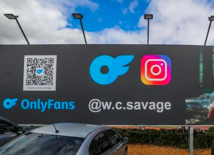 Model onlyfans pasang billboard