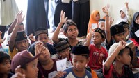 Memanfaatkan momentum berbagi dan saling peduli dengan anak-anak di sekitar wilayah Kota Serang, Lemonilo pun turut serta ambil bagian.