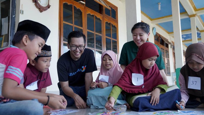 Momen Berbagai untuk Setiap Langkah yang Berarti Menggandeng influencer, Lemonilo menggelar ngabuburit dan buka puasa bersama anak-anak binaan dari Isbanban Foundation di SD Negeri Cimoyan, Serang, Banten.