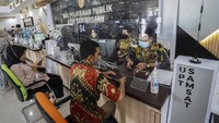 Petugas melayani warga di Mal Pelayanan Publik, Banjarbaru, Kalimantan Selatan.  