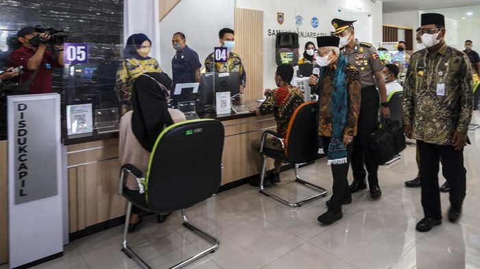 Momen Wapres Maruf Amin Tinjau Mal Pelayanan Publik Saat Lawatan ke Kalsel Wakil Presiden Maruf Amin (dua kanan) didampingi Gubernur Kalimantan Selatan Sahbirin Noor (kanan) meninjau Mal Pelayanan Publik di Banjarbaru, Kalimantan Selatan, Selasa (11/4/2023). Wapres Maruf Amin meninjau pelayanan di Mal Pelayanan Publik di Kota Banjarbaru tersebut yang menyediakan lebih dari 150 layanan dengan rata-rata jumlah kunjungan 150 orang per harinya.