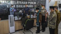 Wapres Maruf Amin meninjau pelayanan di Mal Pelayanan Publik di Kota Banjarbaru tersebut yang menyediakan lebih dari 150 layanan dengan rata-rata jumlah kunjungan 150 orang per harinya.   
