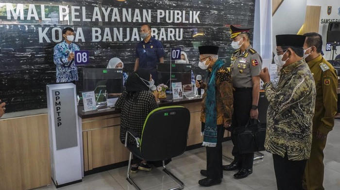 Wakil Presiden Maruf Amin (dua kanan) didampingi Gubernur Kalimantan Selatan Sahbirin Noor (kanan) meninjau Mal Pelayanan Publik di Banjarbaru, Kalimantan Selatan, Selasa (11/4/2023). Wapres Maruf Amin meninjau pelayanan di Mal Pelayanan Publik di Kota Banjarbaru tersebut yang menyediakan lebih dari 150 layanan dengan rata-rata jumlah kunjungan 150 orang per harinya.