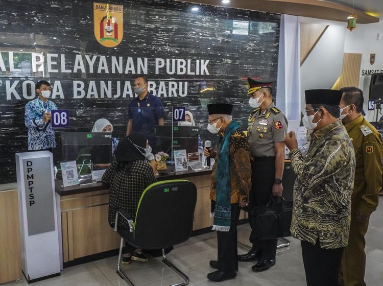 Momen Wapres Maruf Amin Tinjau Mal Pelayanan Publik di Kalsel