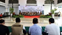 Pada kesempatan itu pula, karyawan bersama penerima santunan berbuka bersama di masjid tersebut.