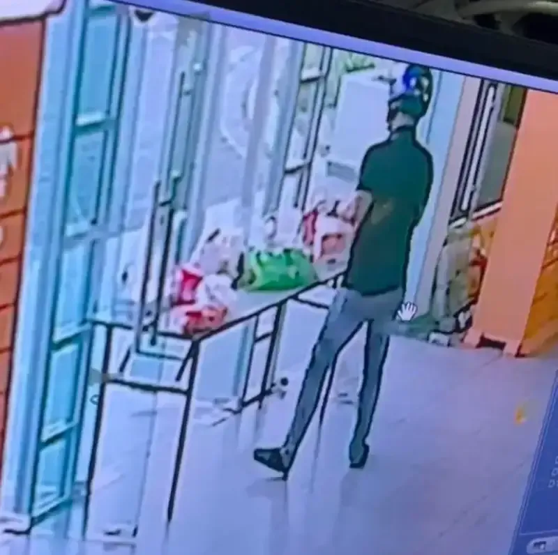 Pengemudi Ojol Curi Makanan Pelanggan Lain Usai Antarkan Pesanan