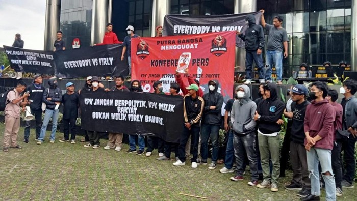 Organisasi Putra Bangsa melaporkan Ketua KPK Firli Bahuri ke Dewas KPK dan Bareskrim terkait dugaan kebocoran dokumen penyelidikan di Kementerian ESDM. (dok Ist)