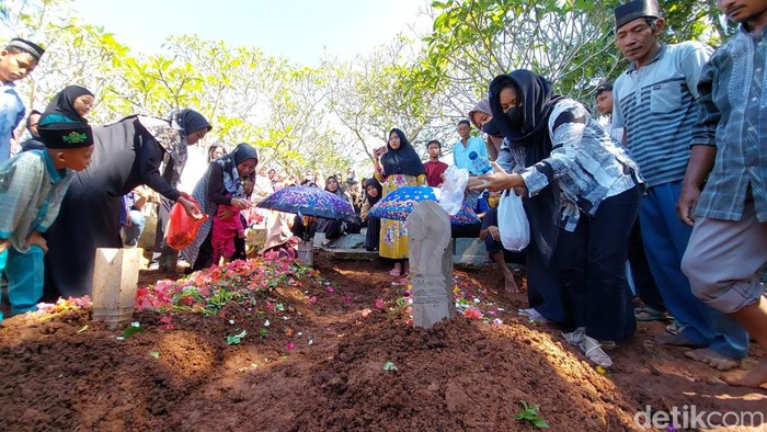 Pasutri asal Lampung korban pembunuhan oleh Mbah Slamet dimakamkan di satu liang lahat. (Tommy Saputra/detikSumut)