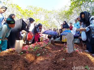 Tiba di Lampung, Pasutri Korban Mbah Slamet Dimakamkan di Satu Liang Kubur