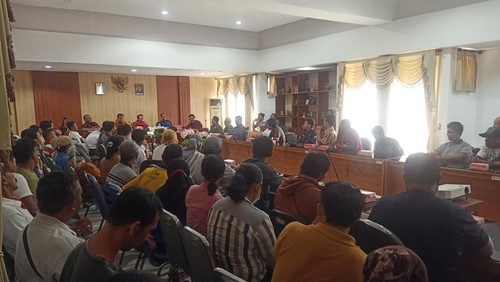 50 orang pedagang Pasar Umum Negara mendatangi kantor DPRD Jembrana. Mereka menyampaikan kekhawatirannya jelang revitalisasi.