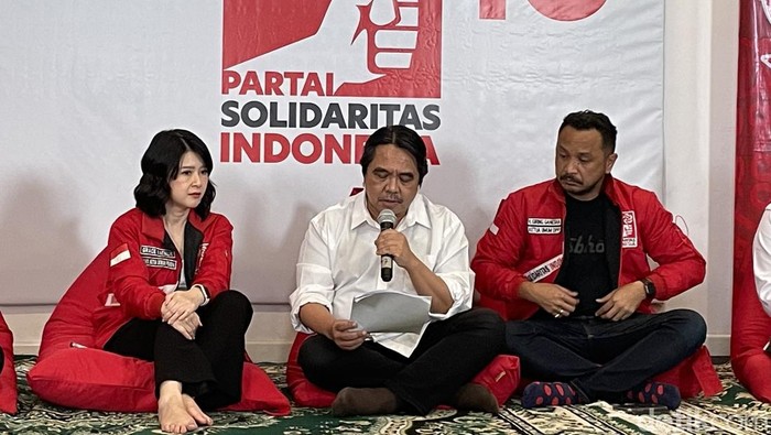 Pegiat media sosial Ade Armando resmi bergabung ke Partai Solidaritas Indonesia (PSI). Ade merasa PSI merupakan partai yang paling sejalan dengan pikirannya. (Silvia/detikcom)