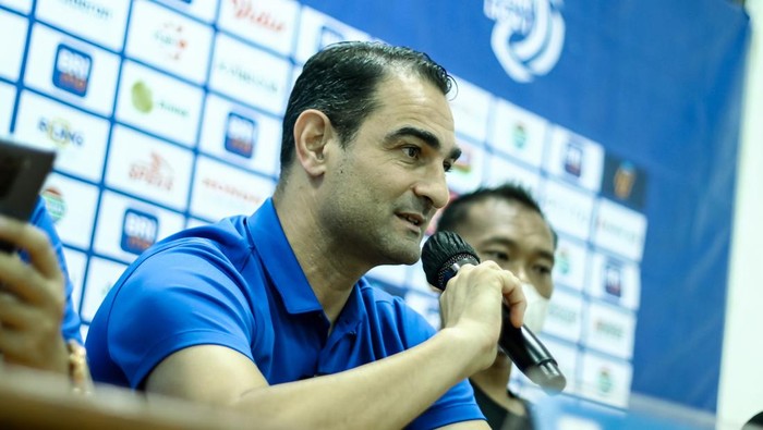 Pelatih PSIS Semarang Gilbert Agius dalam jumpa pers jelang laga Bali United vs PSIS, Selasa (11/4/2023).