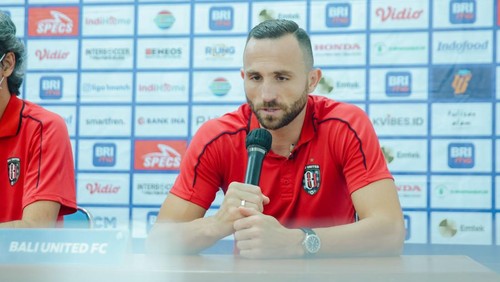 Pemain Bali United Ilija Spasojevic saat konferensi pers jelang pertandingan lawan PSIS Semarang di Sleman, Yogyakarta, Selasa (11/4/2023).