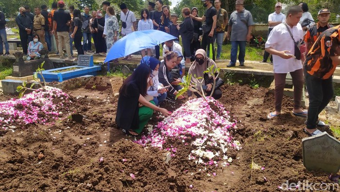 Pemakaman Theresia Dewi dan anaknya Okta di TPU Giriloyo Magelang, Selasa (11/4/2023).
