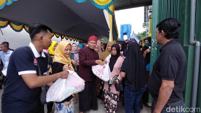 Pembagian paket sembako dari Said Abdullah Institut di Pamekasan