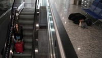 Bandara atau dalam bahasa sehari-hari dikenal sebagai Aeroparque ini praktis menjadi tempat penampungan tunawisma di malam hari. Begitu penumpang mulai berdatangan, beberapa orang yang menginap berangkat untuk menghabiskan hari di dapur umum. Namun beberapa yang lain berkeliaran di sekitar bandara meminta perubahan di lampu lalu lintas dan beberapa tetap duduk di kursi berbaur dengan para pengunjung.  