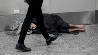 Horacio Avila yang menjalankan organisasi yang ditujukan untuk membantu para tunawisma memperkirakan, jumlah orang tanpa atap di ibu kota Argentina telah melonjak 30 persen sejak 2019. Lembaganya melakukan penghitungan tidak resmi sebanyak 7.251 orang di kota berpenduduk sekitar 3,1 juta ini.  