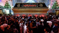 Peziarah Syiah berkumpul di makam Imam Ali bin Abi Thalib di Masjid Imam Ali, kota suci Najaf, Irak, Senin (10/4/2023).  