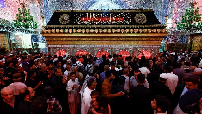 Penampakan Makam Ali Bin Abi Thalib yang Ramai Dikunjungi Saat Ramadan Shi'ite pilgrims gather at the shrine of Imam Ali during the holy month of Ramadan in the holy city of Najaf, Iraq April 10, 2023. REUTERS/Thaier Al-Sudani