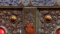 Para ahli sejarah mengatakan bahwa makam Imam Ali pertama kali ditemukan sekitar tahun 139 H (750 M) oleh Dawood Bin Ali Al-Abbas.  