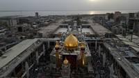 Dari kejauhan masjid ini nampak berkilau dengan aksen emas pada menara, kubah, dan tembok bangunannya.  