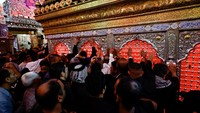 Selain dikenal sebagai sahabat nabi dan khalifah ke-empat dalam sejarah Islam, Imam Ali juga termasuk golongan pemeluk Islam pertama. Ia juga menikahi putri bungsu Nabi Muhammad SAW, Fatimah az-Zahra.  