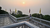 Selama beberapa minggu bulan lalu, kota ini berada di puncak bagan global platform informasi kualitas udara IQAir tentang kualitas udara yang buruk, di atas Lahore dan New Delhi.  