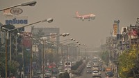 Presiden Asosiasi Hotel Thailand Bagian Utara Phunut Thanalaopanich mengatakan kepada Reuters pada Senin (10/4/2023) bahwa Chiang Mai, yang terkenal dengan pemandangan pegunungannya yang indah, kuil-kuil, dan kafe-kafenya yang apik, menerima 10,8 juta pengunjung pada pra-pandemi 2019, tetapi pemesanan hotel di kota itu turun menjadi 45%. Angka itu jauh dari 80% hingga 90% yang diharapkan menjelang liburan Tahun Baru Thailand minggu ini, yang dikenal sebagai Songkran.