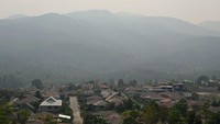 Chiang Mai, kota terbesar ketiga di Thailand, mencapai peringkat 289 pada indeks kualitas udara (AQI) IQAir pada Maret lalu, yang mengukur tingkat partikel halus yang dapat dihirup di udara. Pada Senin (10/4/2023), angka ini turun menjadi 171, tetapi masih 19 kali lipat dari tingkat yang direkomendasikan Organisasi Kesehatan Dunia (WHO).  