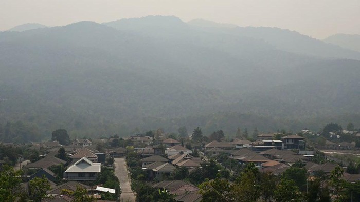 Penampakan Thailand Diselimuti Polusi Udara, Ganggu Pariwisata High levels of air pollution is seen in the mountains around Chiang Mai on April 10, 2023. (Photo by Lillian SUWANRUMPHA / AFP) (Photo by LILLIAN SUWANRUMPHA/AFP via Getty Images)
