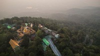 Foto udara ini menunjukkan kuil Buddha Doi Suthep di depan polusi berat yang melanda kota Chiang Mai, Selasa (11/4/2023). Thailand Utara dilanda polusi udara berat sejak awal tahun, sebagian disebabkan oleh pembakaran pertanian musiman.