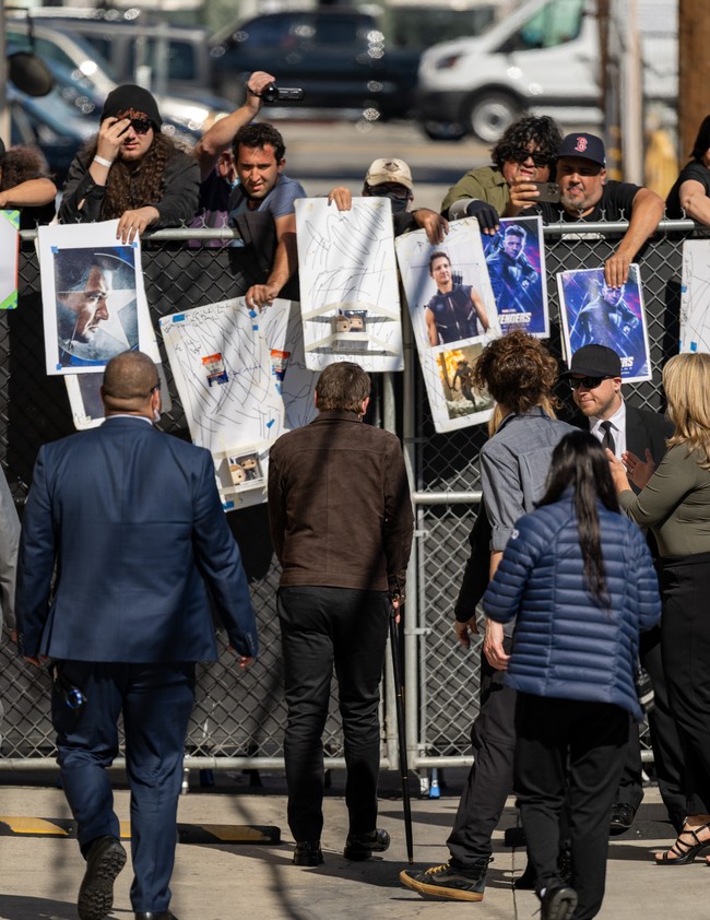 Tiba di studio, Jeremy langsung disambut para fans yang telah menanti. Mereka menyodorkan poster untuk ditandatangani sang idola. (Foto: RB/Bauer-Griffin/GC Images)