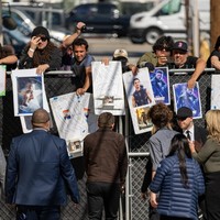 Tiba di studio, Jeremy langsung disambut para fans yang telah menanti. Mereka menyodorkan poster untuk ditandatangani sang idola. (Foto: RB/Bauer-Griffin/GC Images)