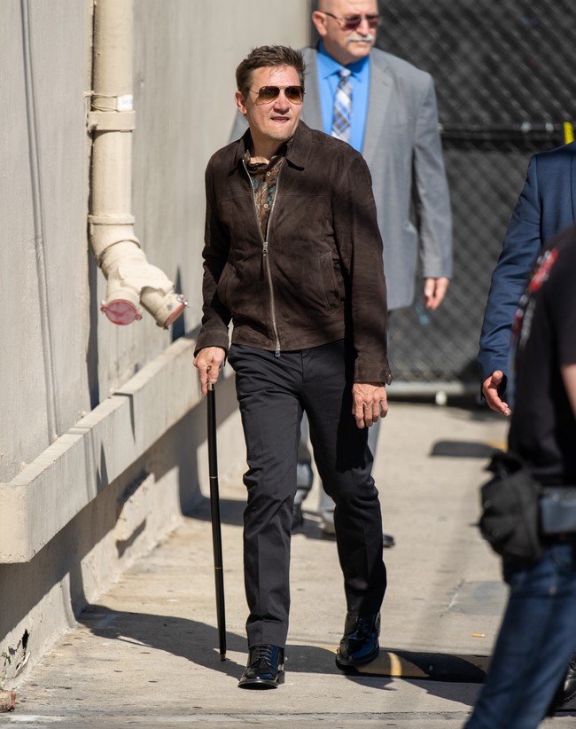 Kondisi aktor 52 tahun itu belum sepenuhnya pulih. Jalannya masih pincang sehingga harus ditopang tongkat. (Foto: RB/Bauer-Griffin/GC Images)