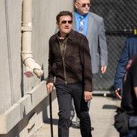 Kondisi aktor 52 tahun itu belum sepenuhnya pulih. Jalannya masih pincang sehingga harus ditopang tongkat. (Foto: RB/Bauer-Griffin/GC Images)