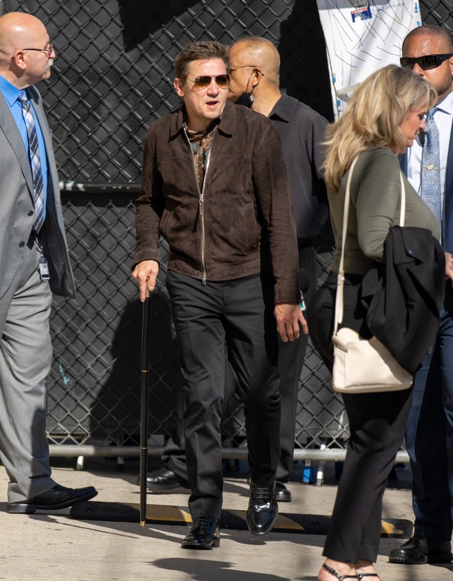 Namun, kondisi tersebut tak menghalanginya untuk memberikan penampilan terbaik. Atasan bernuansa coklat yang terdiri dari kemeja dengan aksen motif biru dan jaket suede sebagai luaran menjadi andalan. Bintang Marvel ini kemudian memadukannya dengan celana panjang hitam dan sepatu senada bergaya klasik. (Foto: RB/Bauer-Griffin/GC Images)