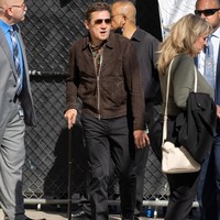 Namun, kondisi tersebut tak menghalanginya untuk memberikan penampilan terbaik. Atasan bernuansa coklat yang terdiri dari kemeja dengan aksen motif biru dan jaket suede sebagai luaran menjadi andalan. Bintang Marvel ini kemudian memadukannya dengan celana panjang hitam dan sepatu senada bergaya klasik. (Foto: RB/Bauer-Griffin/GC Images)