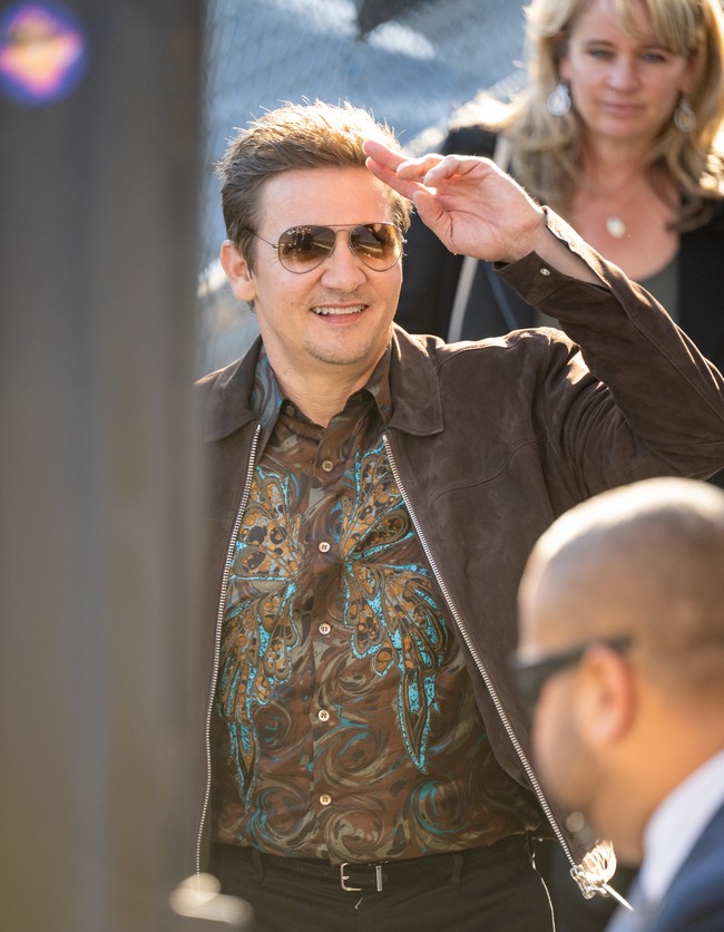 Di jajaran aksesori, kacamata aviator berwarna senada turut melengkapi gayanya.  (Foto: RB/Bauer-Griffin/GC Images)